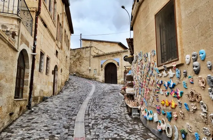 Ürgüp taş sokakları ve tarihi konaklar arasında dar yol